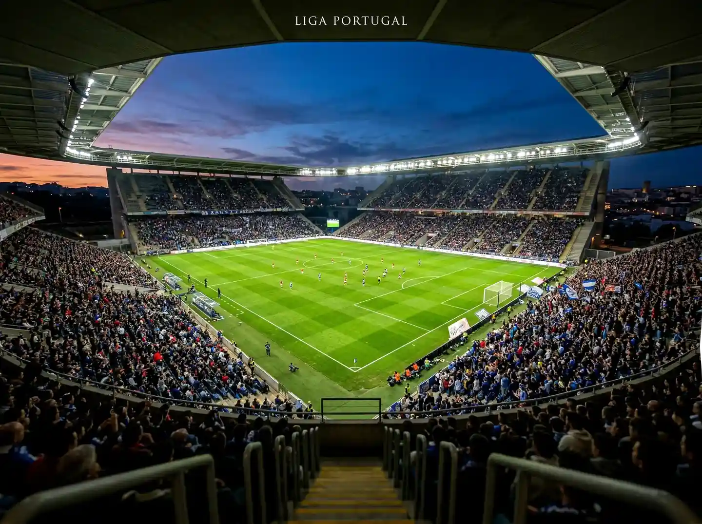 Vista panorâmica de um estádio de futebol em Portugal durante um jogo da Liga Portugal