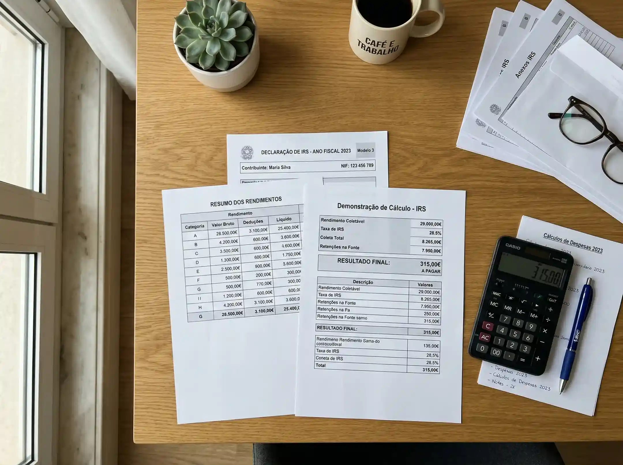 Documentos fiscais e calculadora sobre uma secretaria representando impostos sobre apostas online