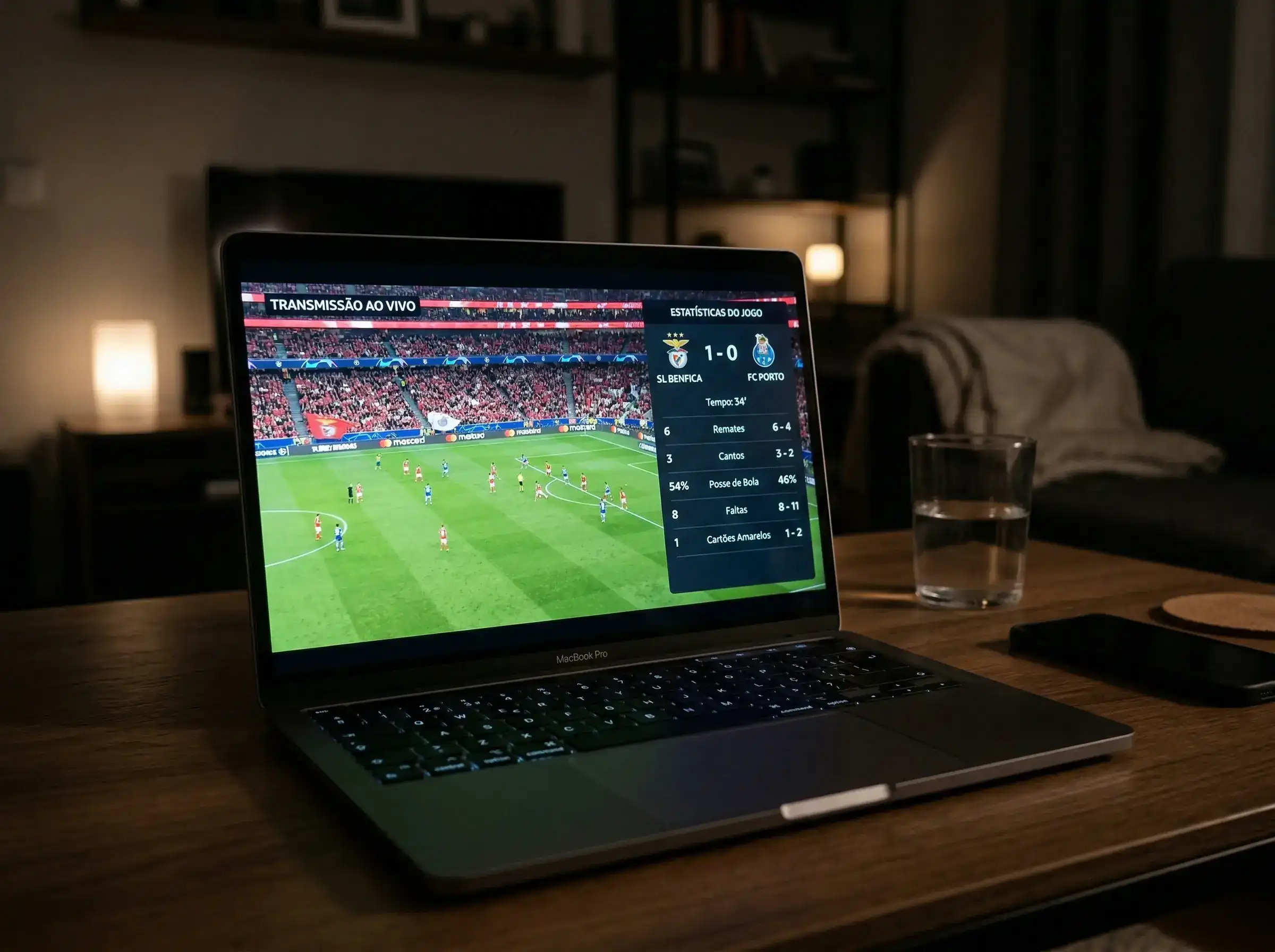 Ecra de portatil com transmissao de futebol em direto e dados estatisticos ao lado